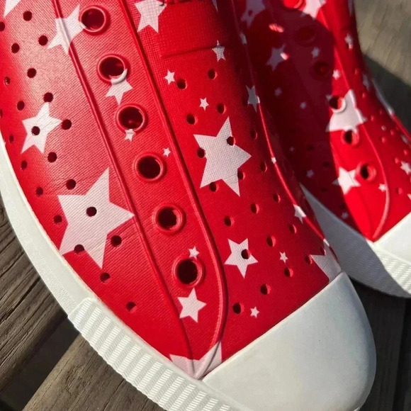 Native Unisex Jefferson slip on shoe. Size 10 Men size 12 women. Red with stars - Picture 4 of 12